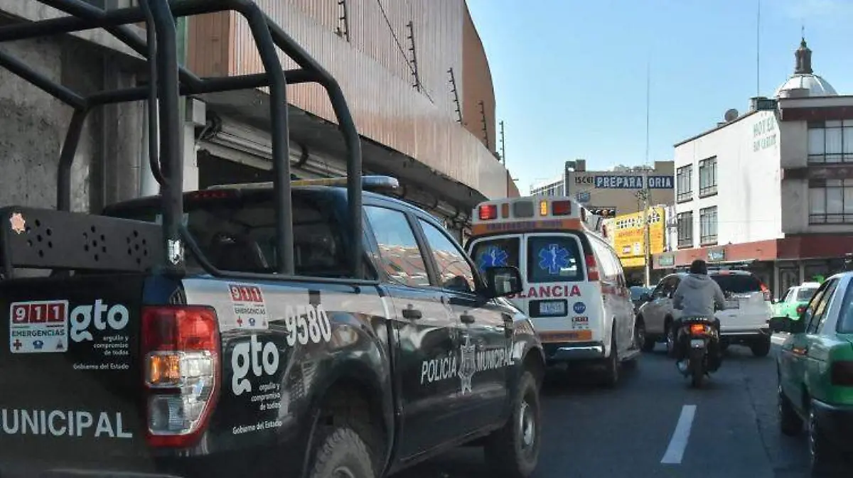 Irapuato - ¡De película! Policías irrumpen en grabación, golpean a actores   (4)